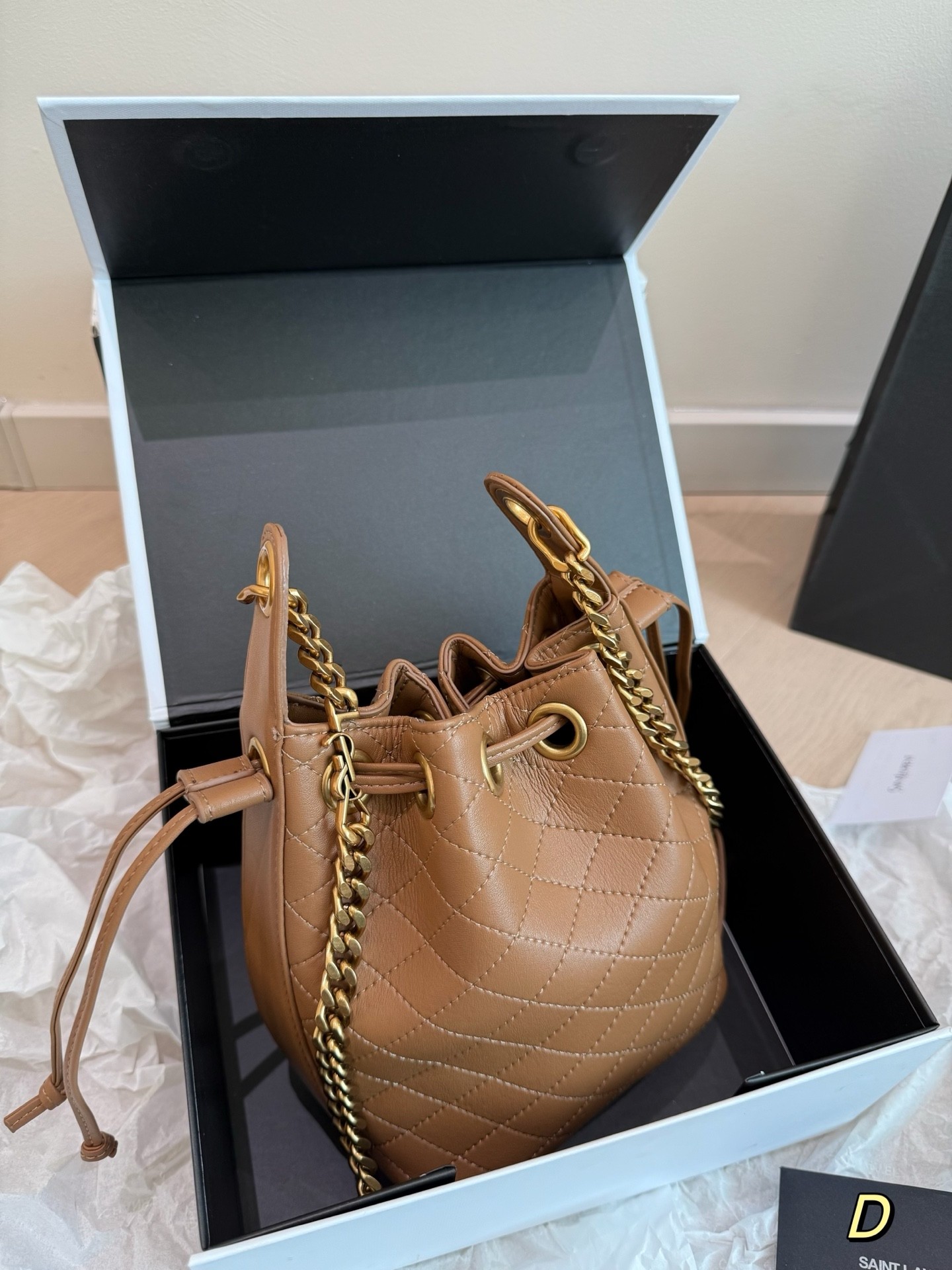 Sac seau en cuir matelassé (Saint Laurent)