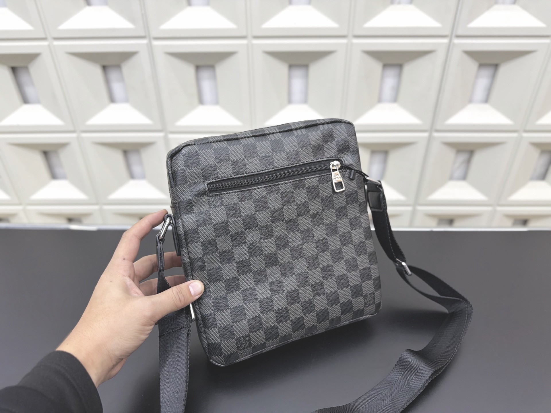 (Louis Vuitton) District PM