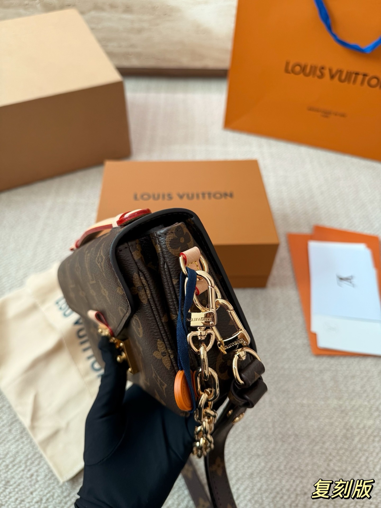 （Louis Vuitton）Pochette Métis East West