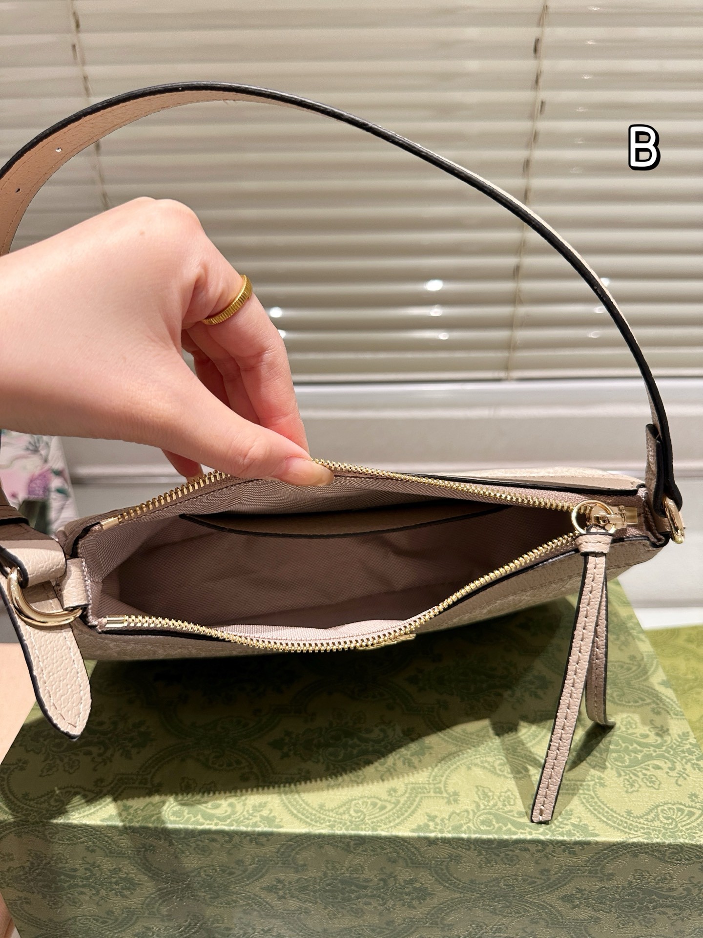 Gucci Ophidia GG Supreme Mini Handbag