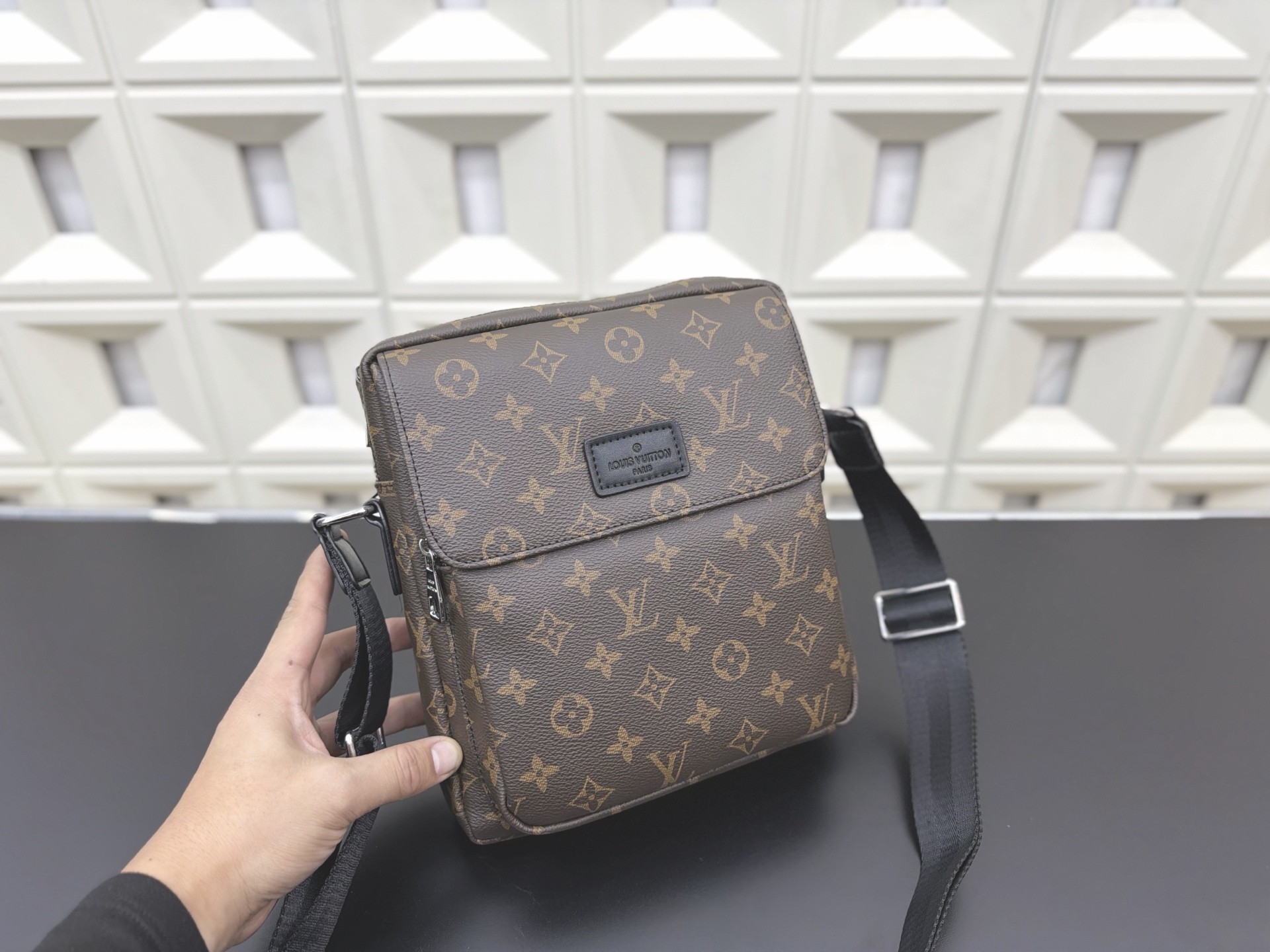 (Louis Vuitton) District PM