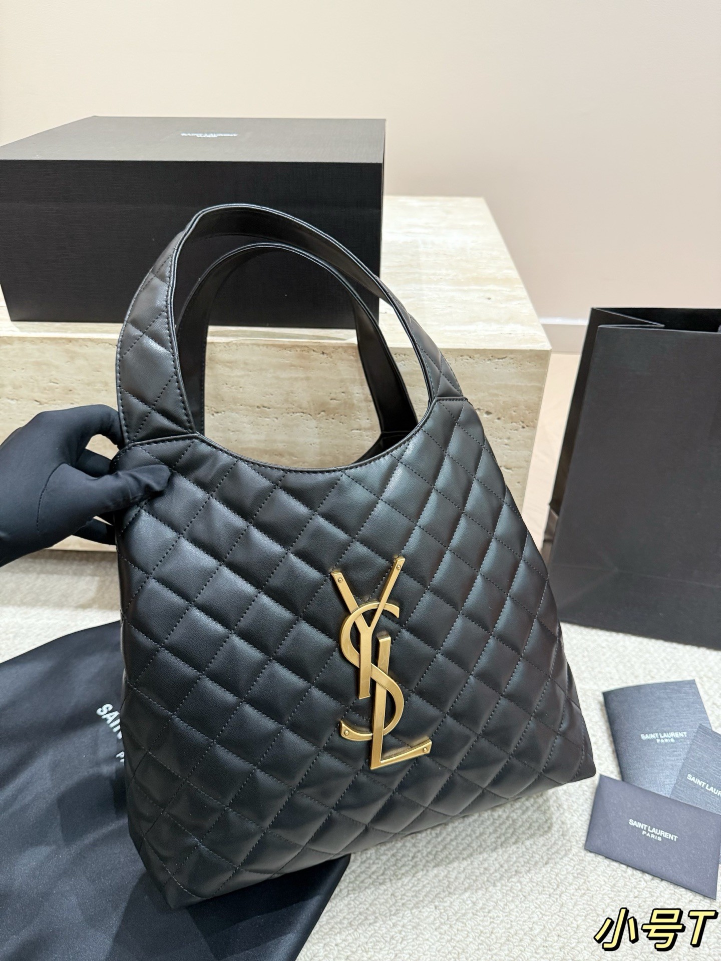 Sac cabas matelassé en cuir d'agneau ICARE de Saint Laurent