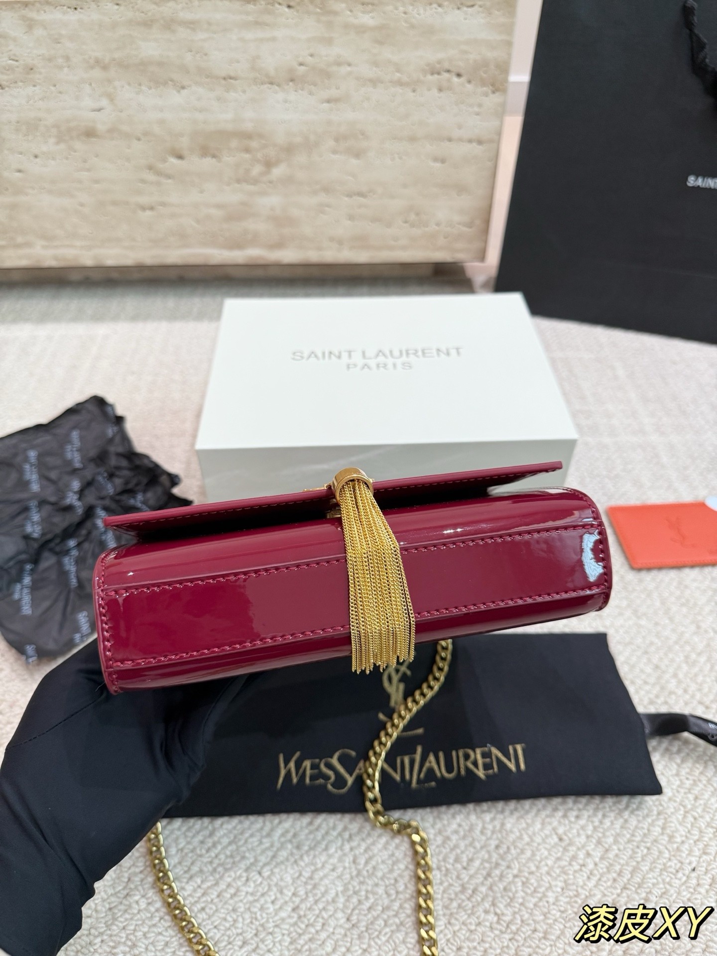 Sac à chaîne mini Kate en cuir verni Saint Laurent.