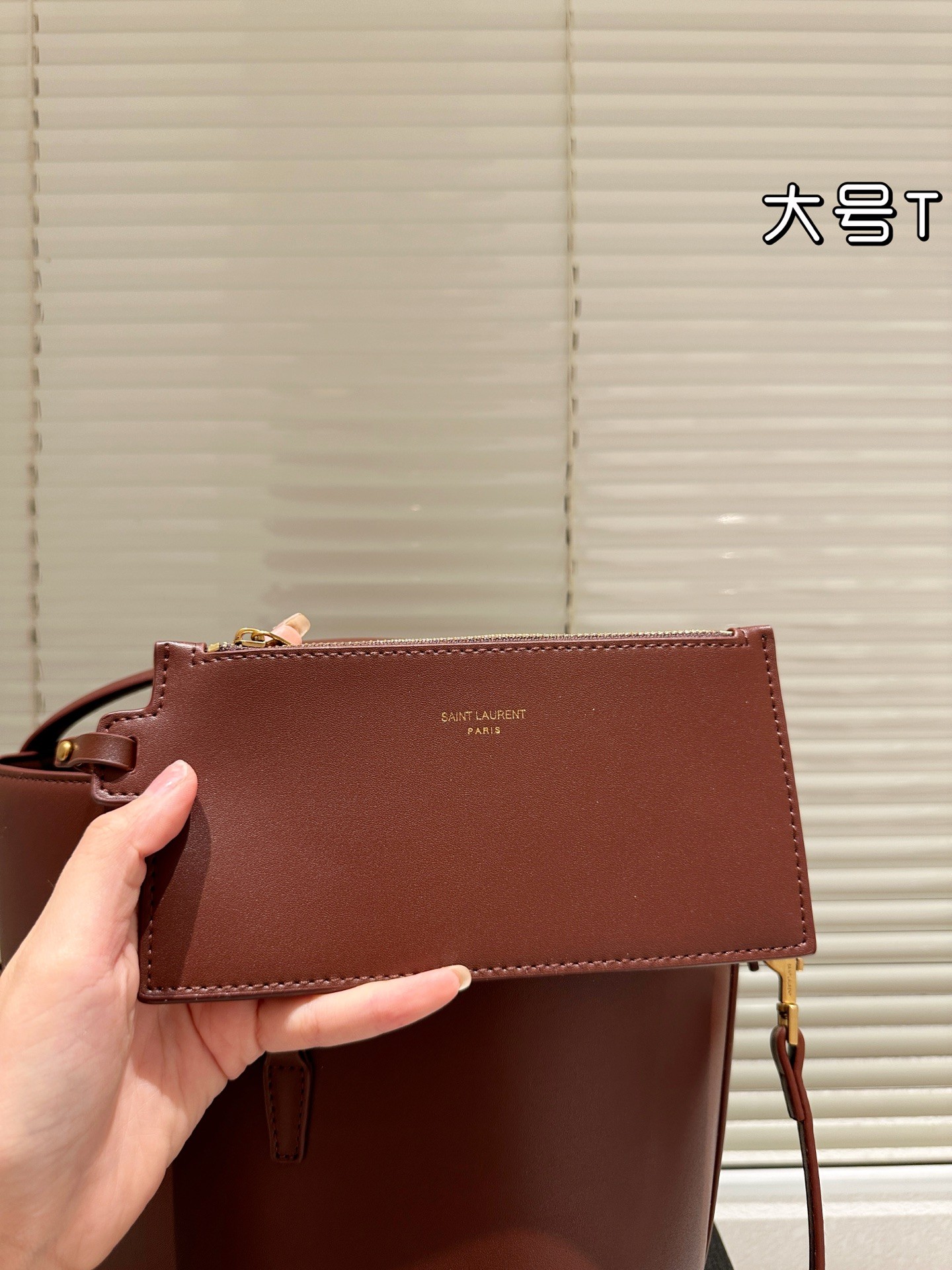 Le sac seau Le 37 d'Yves Saint Laurent