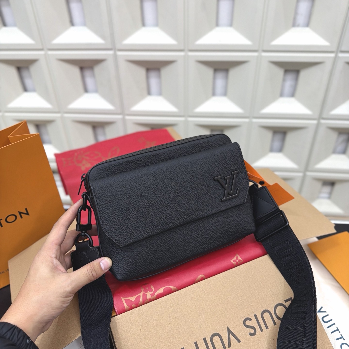 (Louis Vuitton) Fastline Messenger Bag