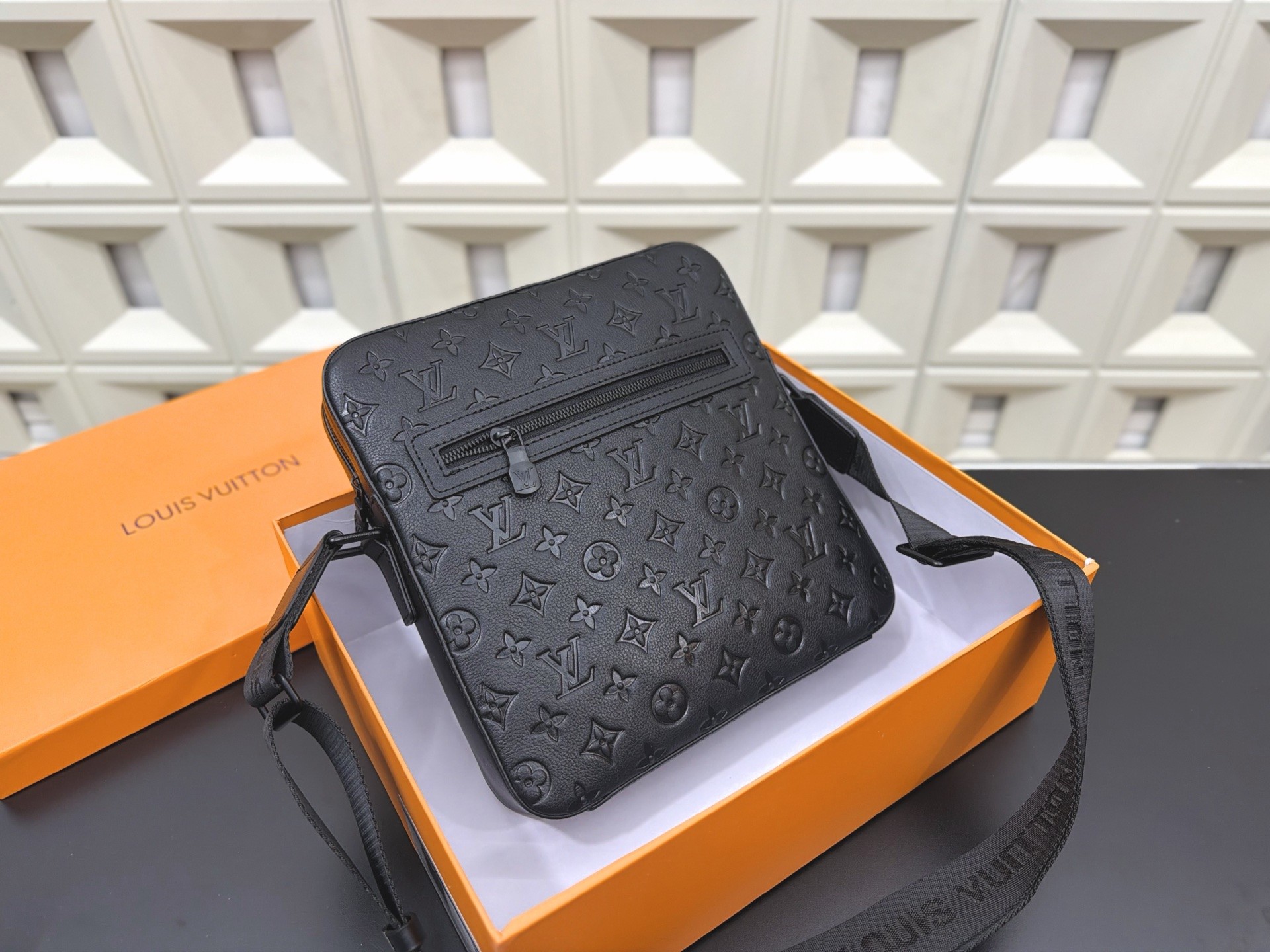 （Louis Vuitton）Trio Messenger bag