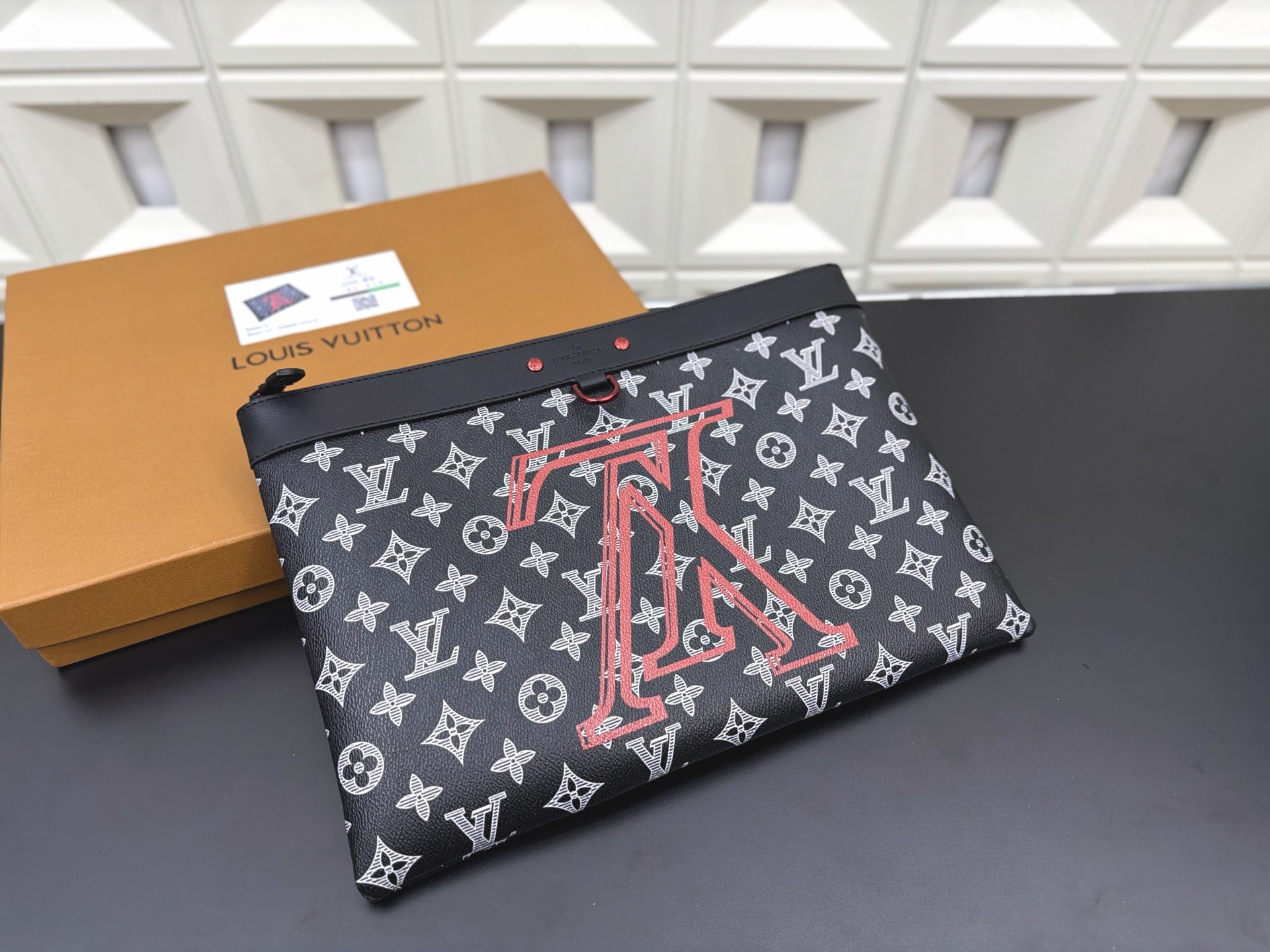 （Louis Vuitton）Monogram Ink Upside Down Pochette Apollo GM