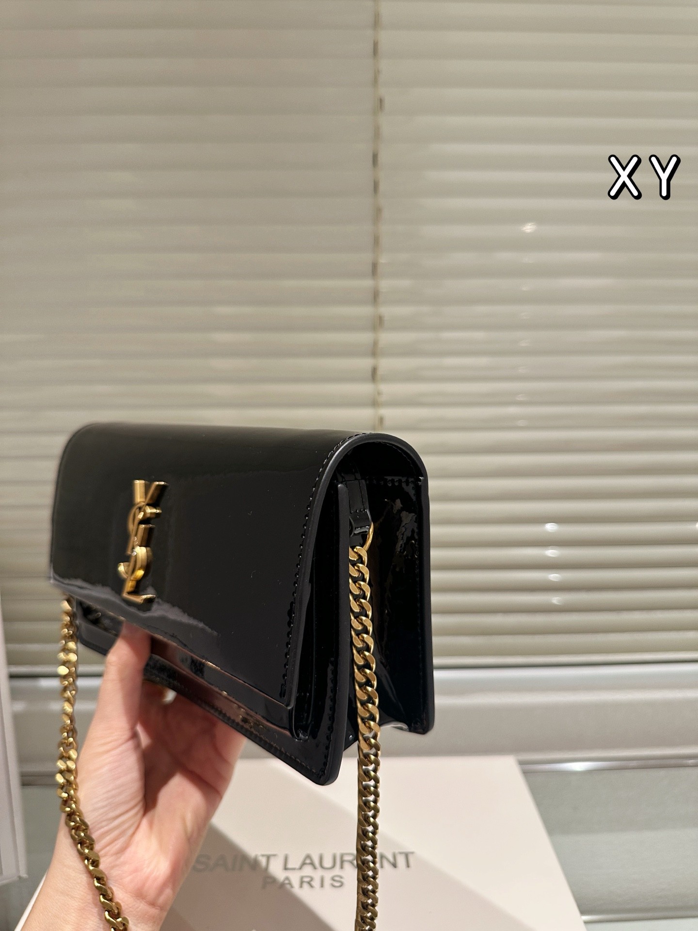 Sac à chaîne en cuir verni (Saint Laurent).