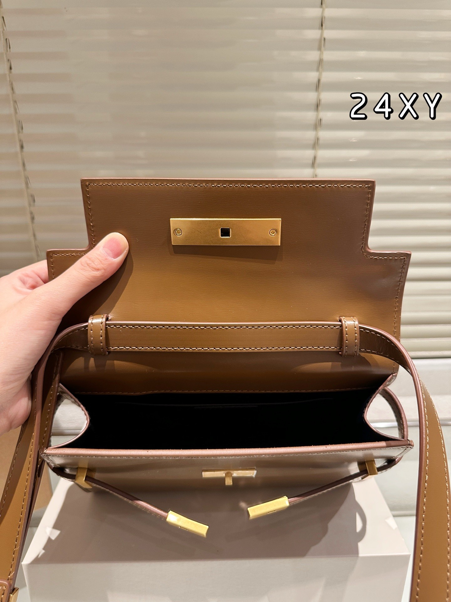 Le sac à main Manhattan d'Yves Saint Laurent.