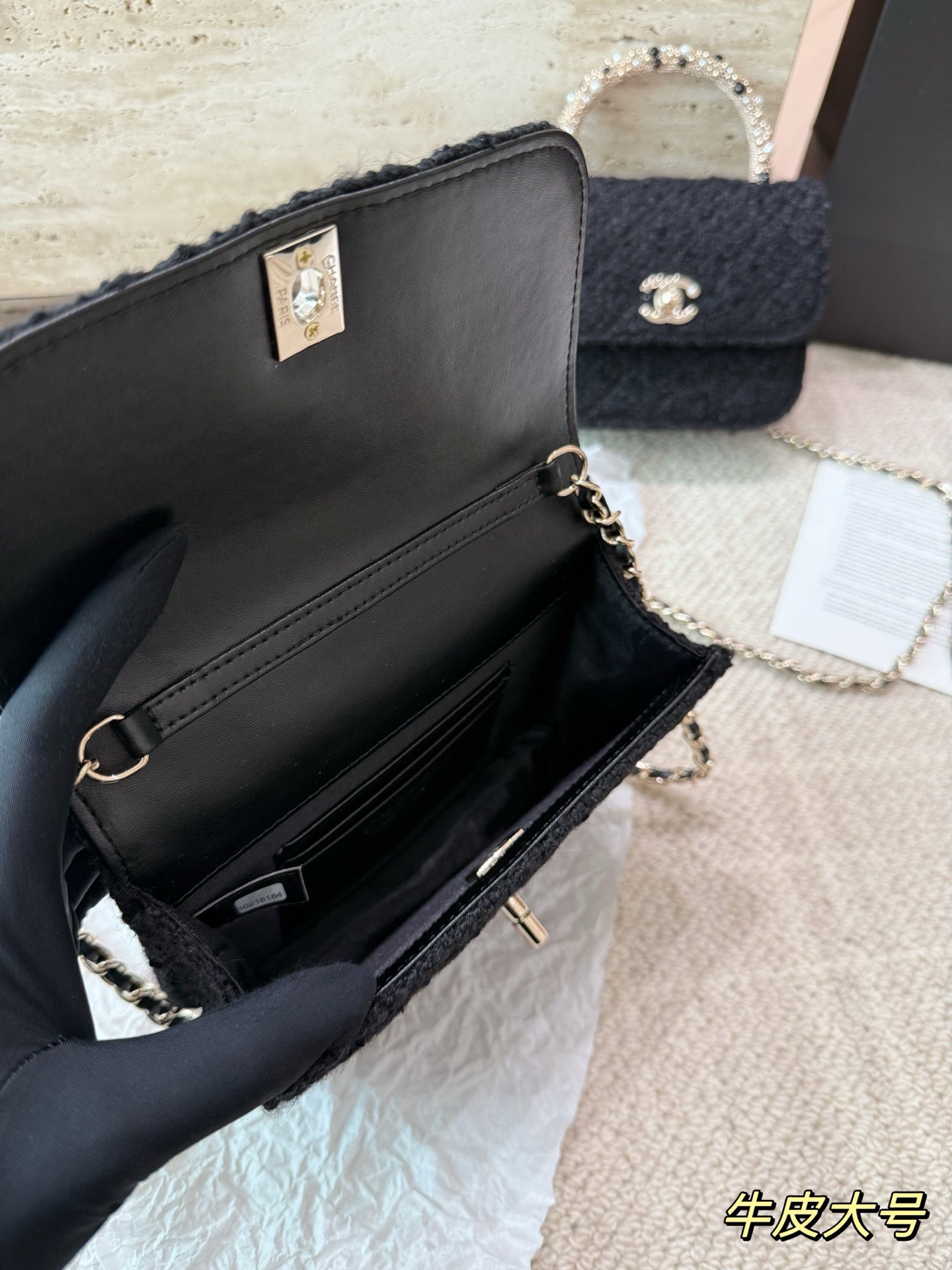 Sac à main en tweed noir à chaîne (Chanel)