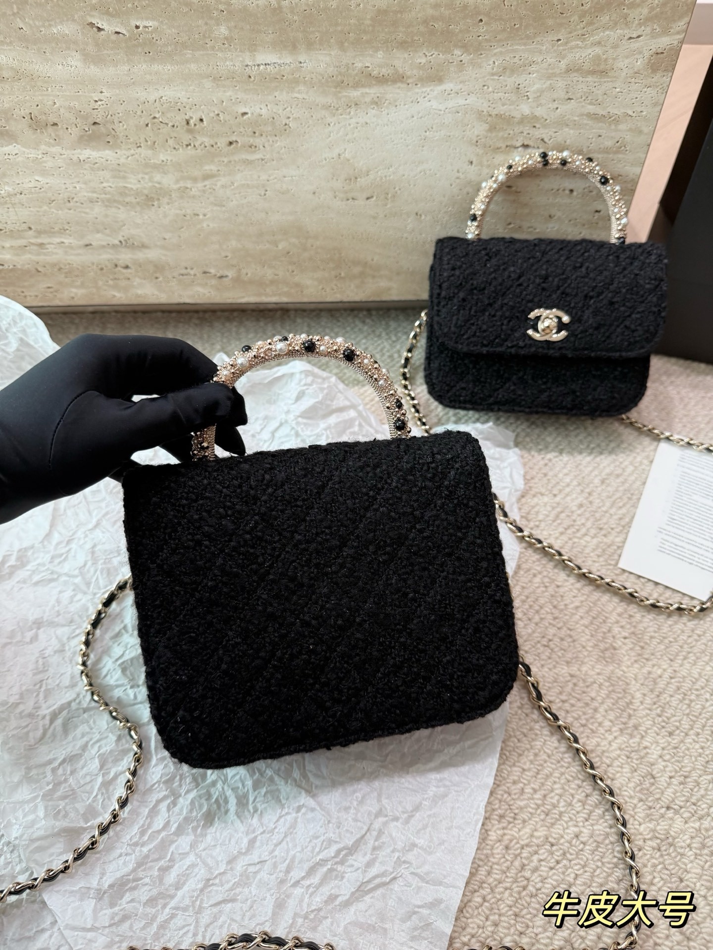 Sac à main en tweed noir à chaîne (Chanel)