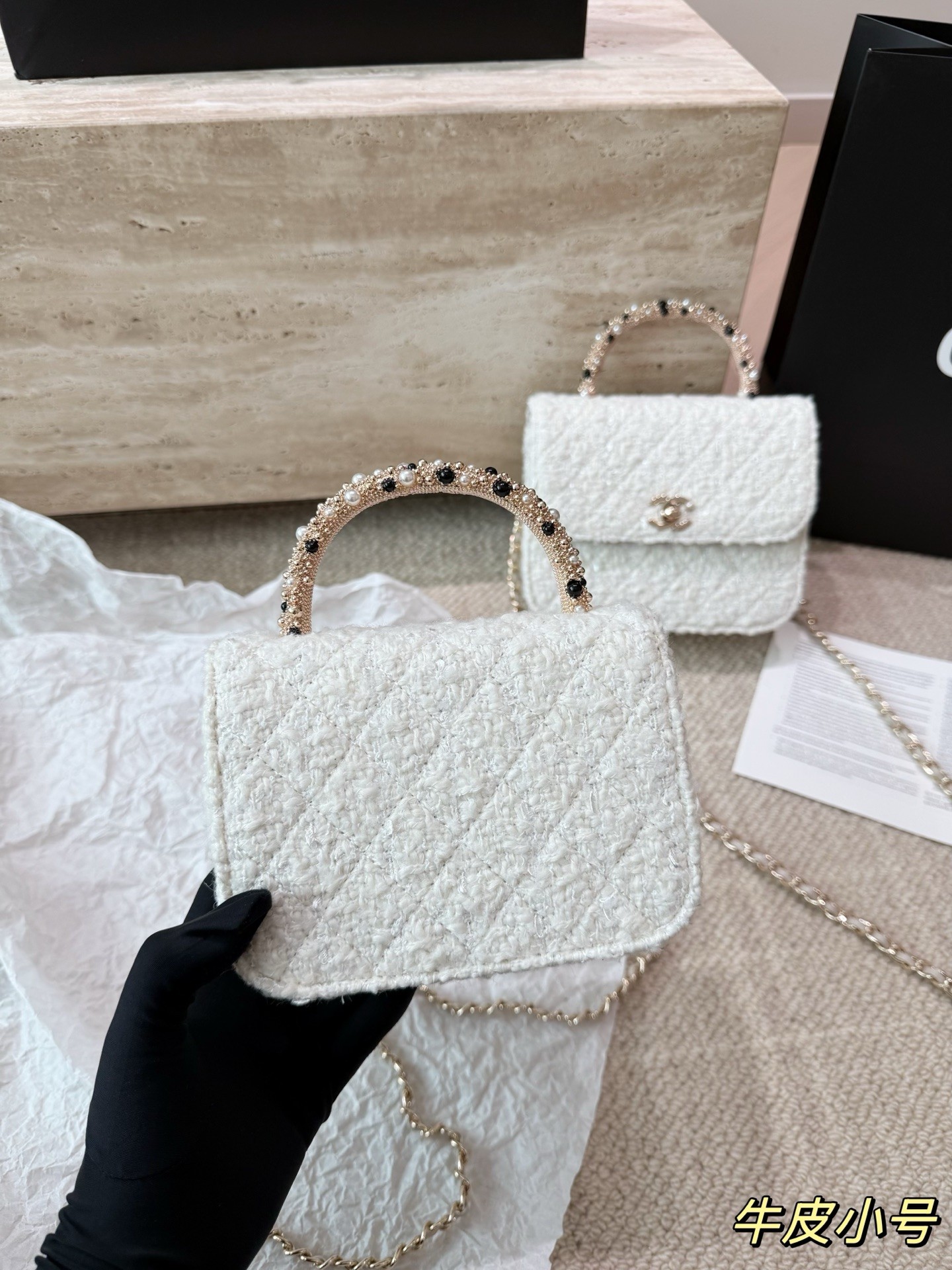 Sac à main Chanel à bandoulière chaîne.