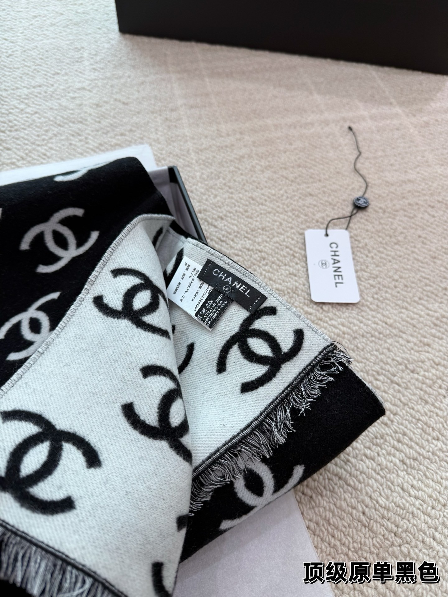 (Chanel) Écharpe classique en laine mélangée, noir et blanc, avec logo double C