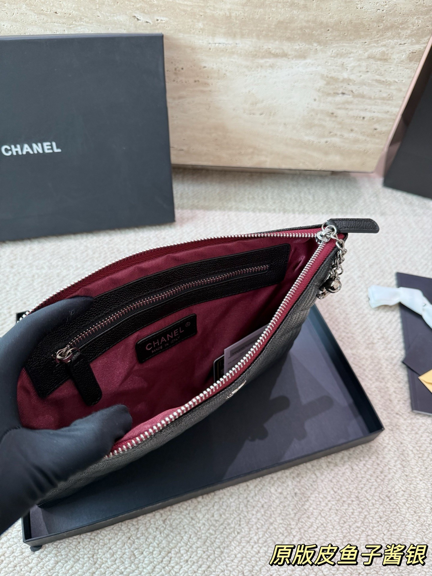 （Chanel）Pochette classique en cuir Caviar