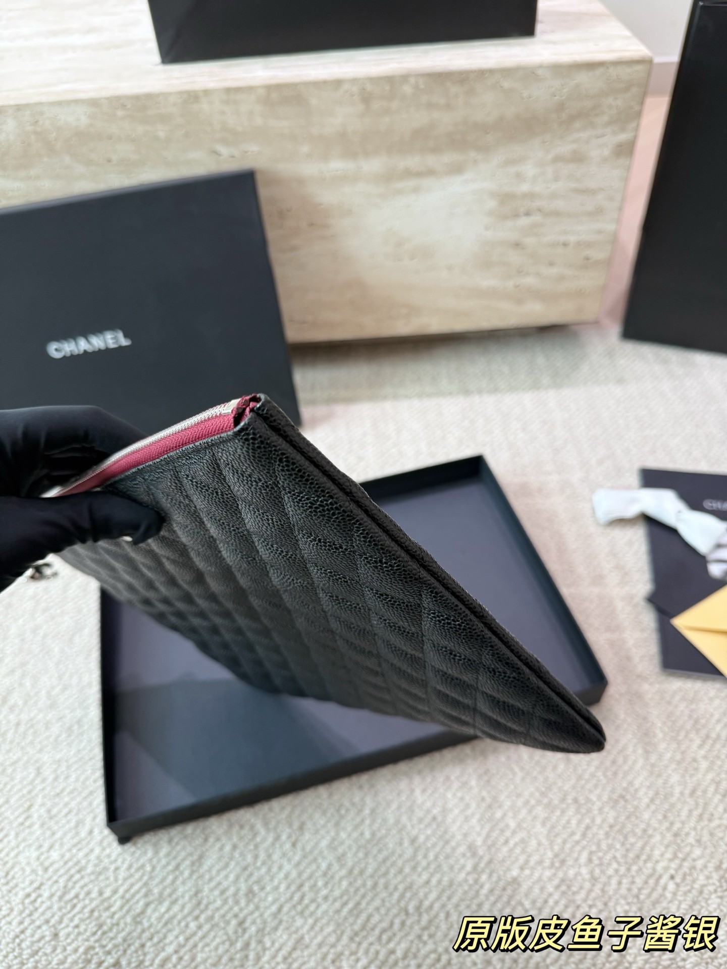 （Chanel）Pochette classique en cuir Caviar