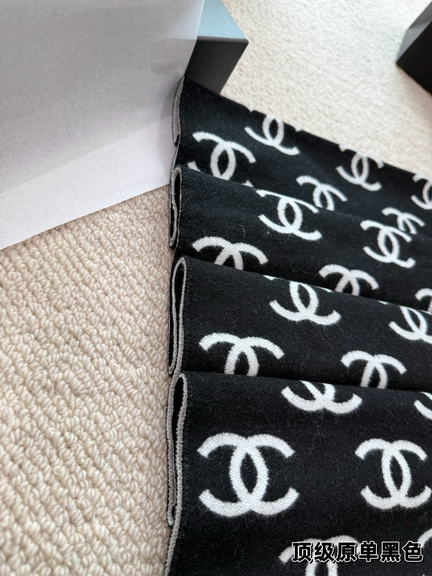 (Chanel) Écharpe classique en laine mélangée, noir et blanc, avec logo double C