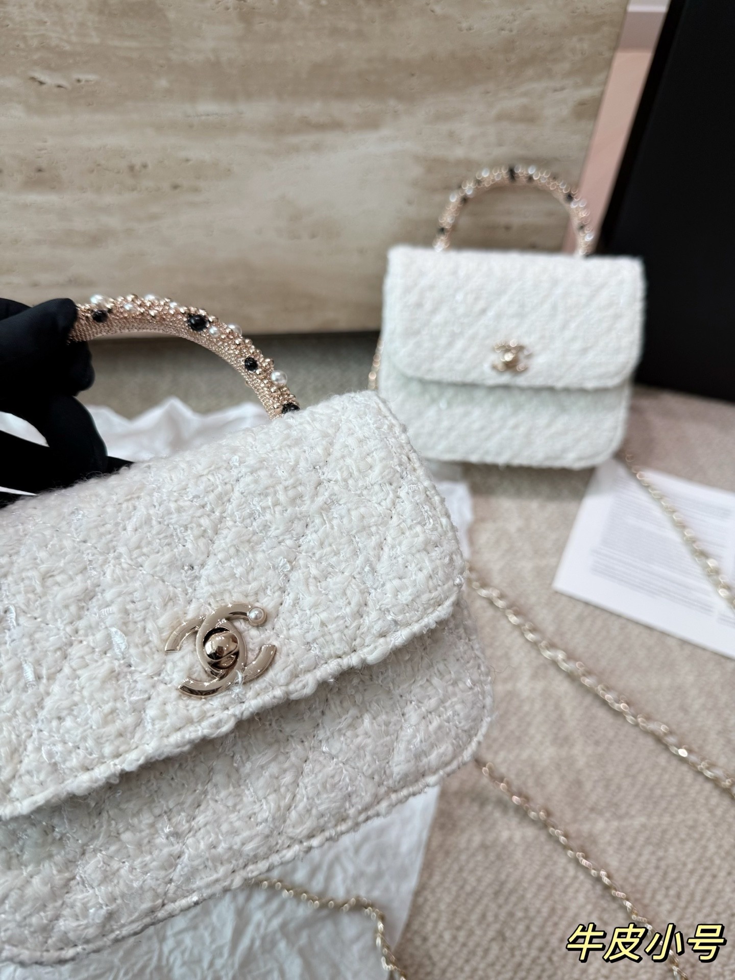 Sac à main Chanel à bandoulière chaîne.