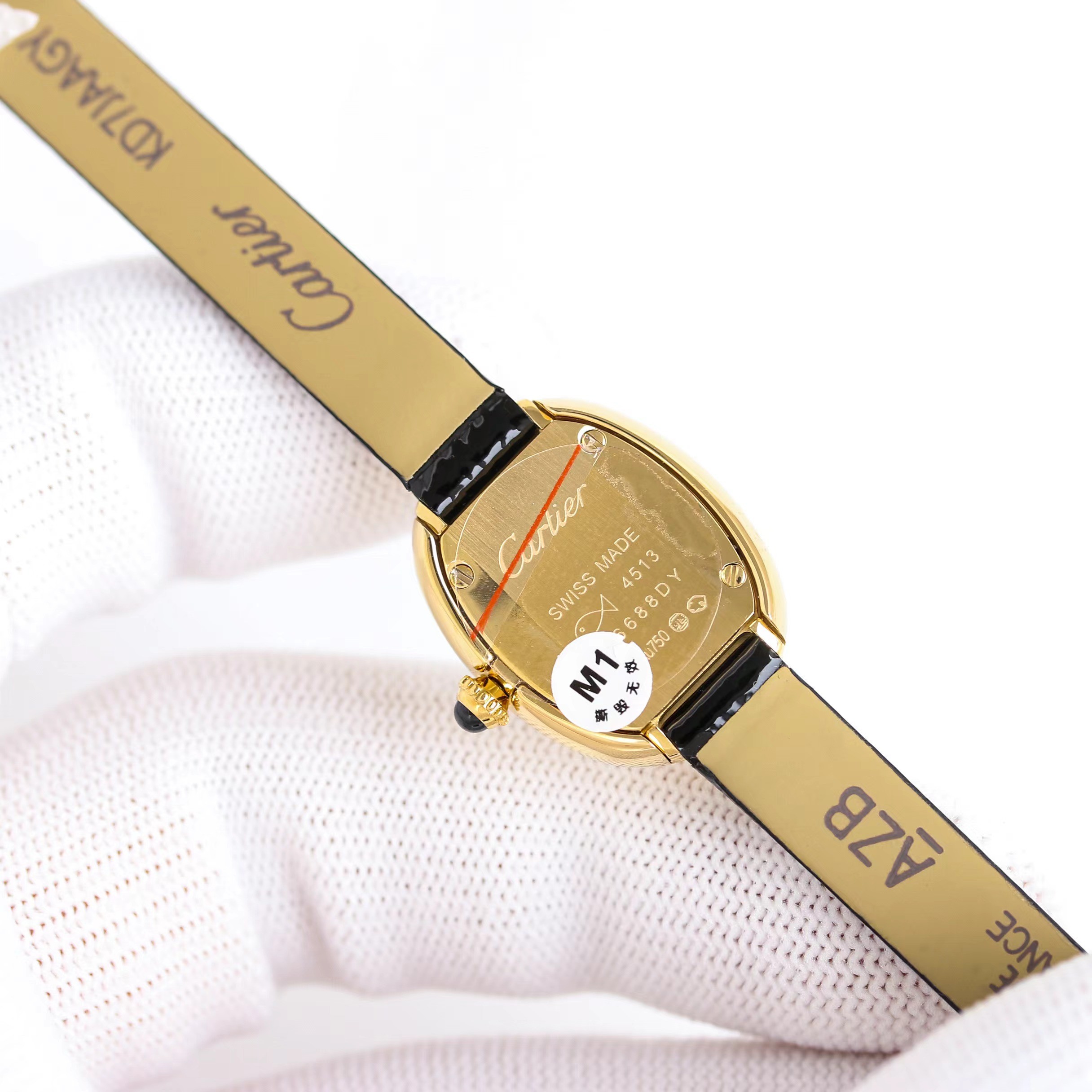 The mini version of the Cartier Baignoire collection