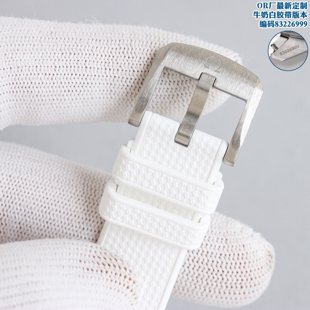 (OMEGA) Speedmaster “Snoopy Award” 50th Anniversary Watch