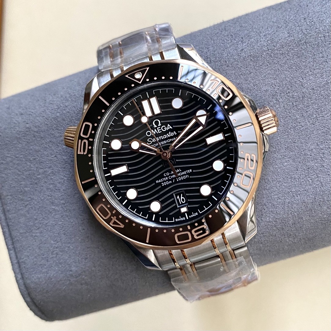 (Omega) A classic model from the Seamaster Diver 300M collection.