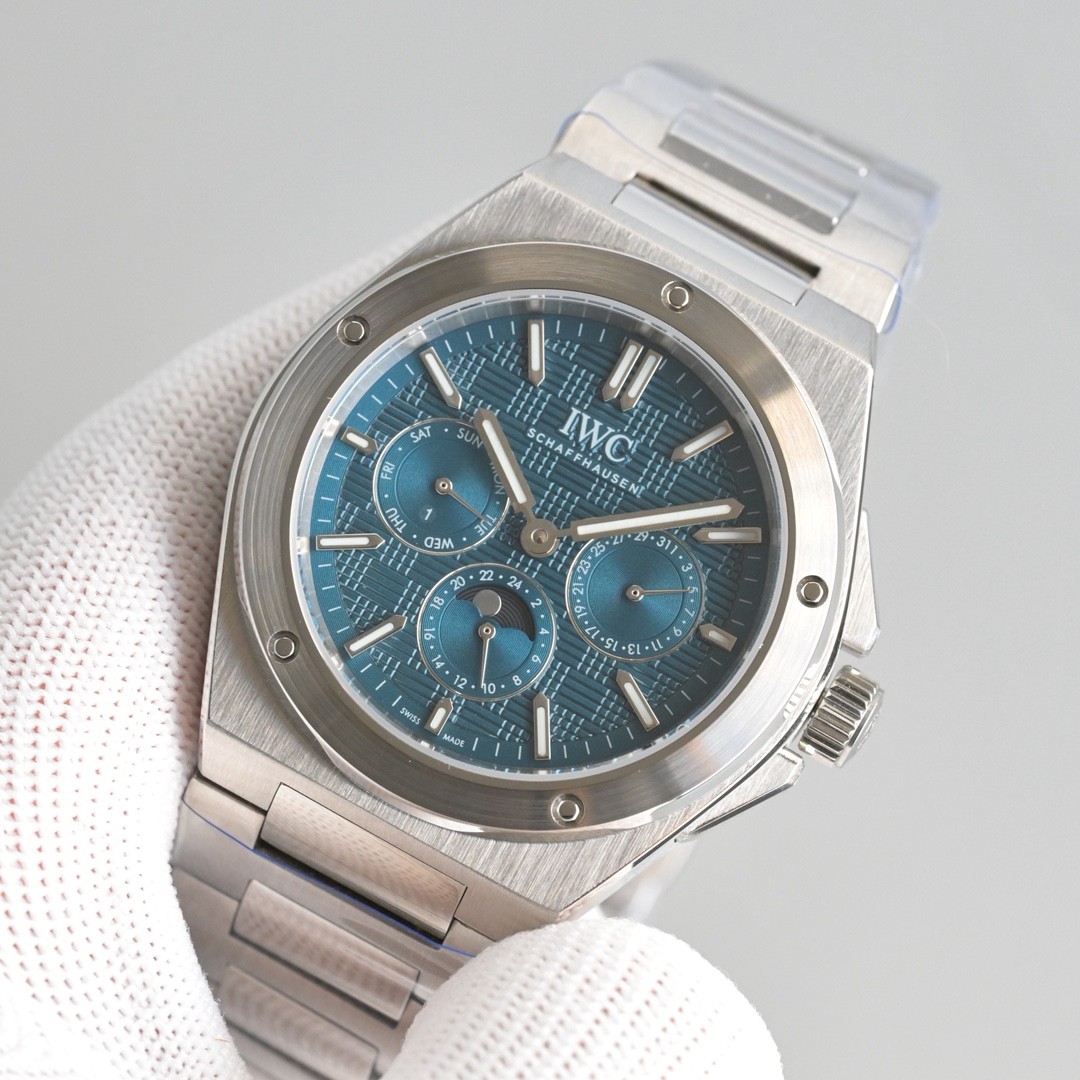 The IWC Ingenieur Perpetual Calendar 41, unveiled at the “Watches & Wonders” exhibition in Geneva in 2025