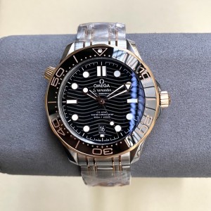 (Omega) A classic model from the Seamaster Diver 300M collection.