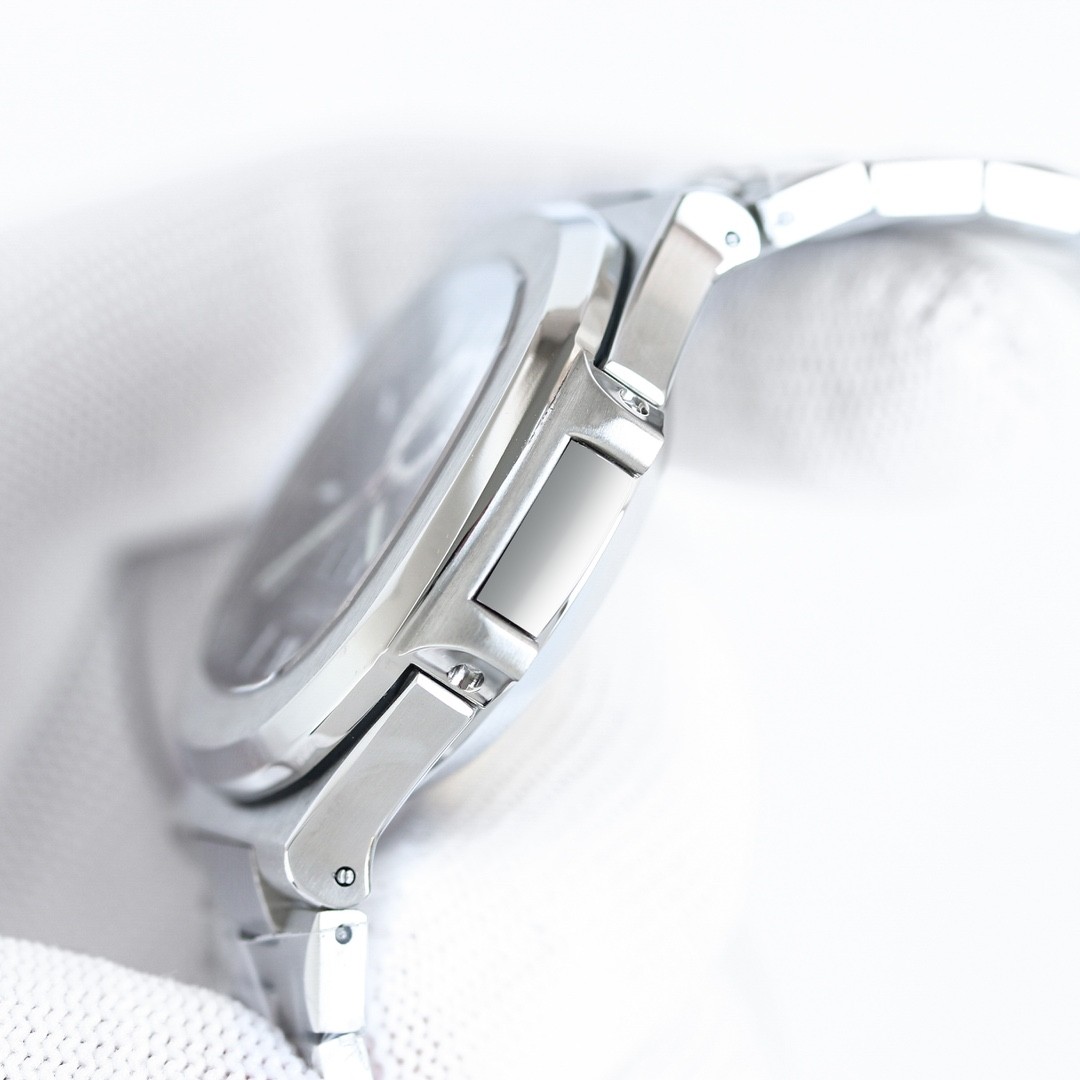 (Patek Philippe) Nautilus Annual Calendar Watch