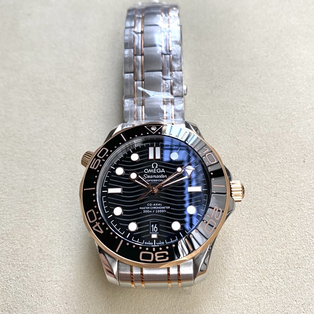 (Omega) A classic model from the Seamaster Diver 300M collection.