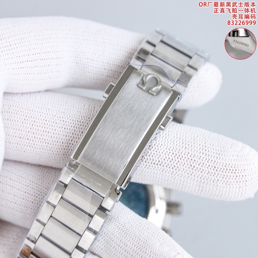 (OMEGA) Speedmaster “Snoopy Award” 50th Anniversary Edition Watch.