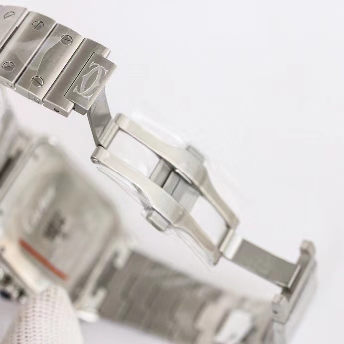 (Cartier) The large-sized models in the Santos de Cartier collection