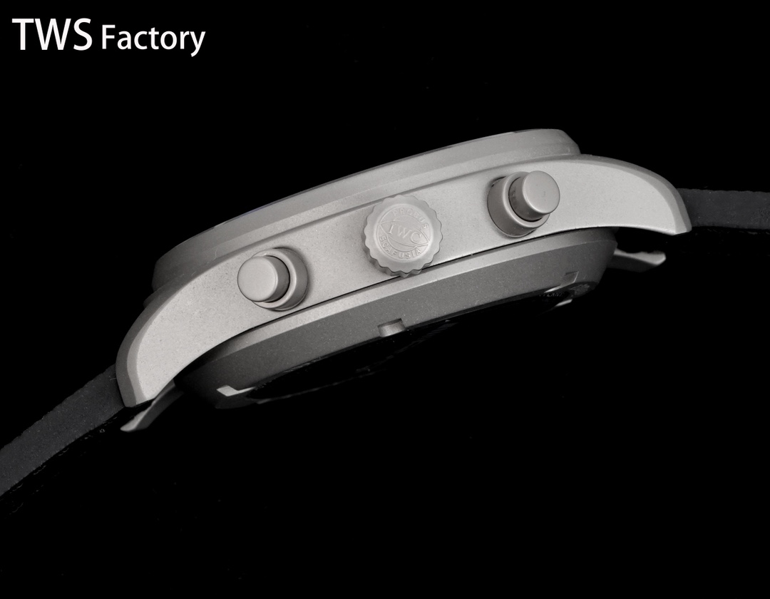 （IWC Schaffhausen）The “AMG” Special Edition of the Pilot's Chronograph, created in collaboration with Mercedes-AMG